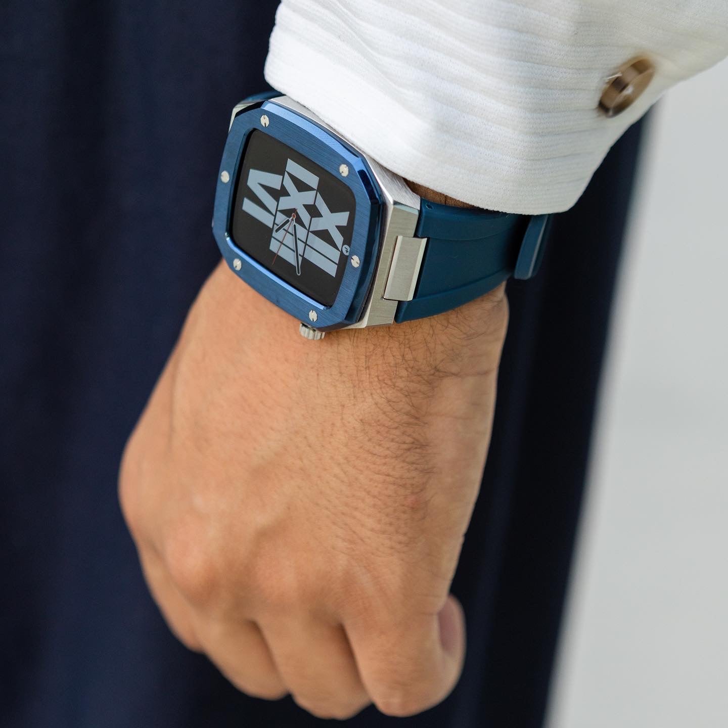 Offshore Blue - Accessoire Apple Watch - Coque Etui Bleu avec lunette de la Montre en Argent Bracelet Bleu Appel Watch 4, 5, 6 et SE - porté