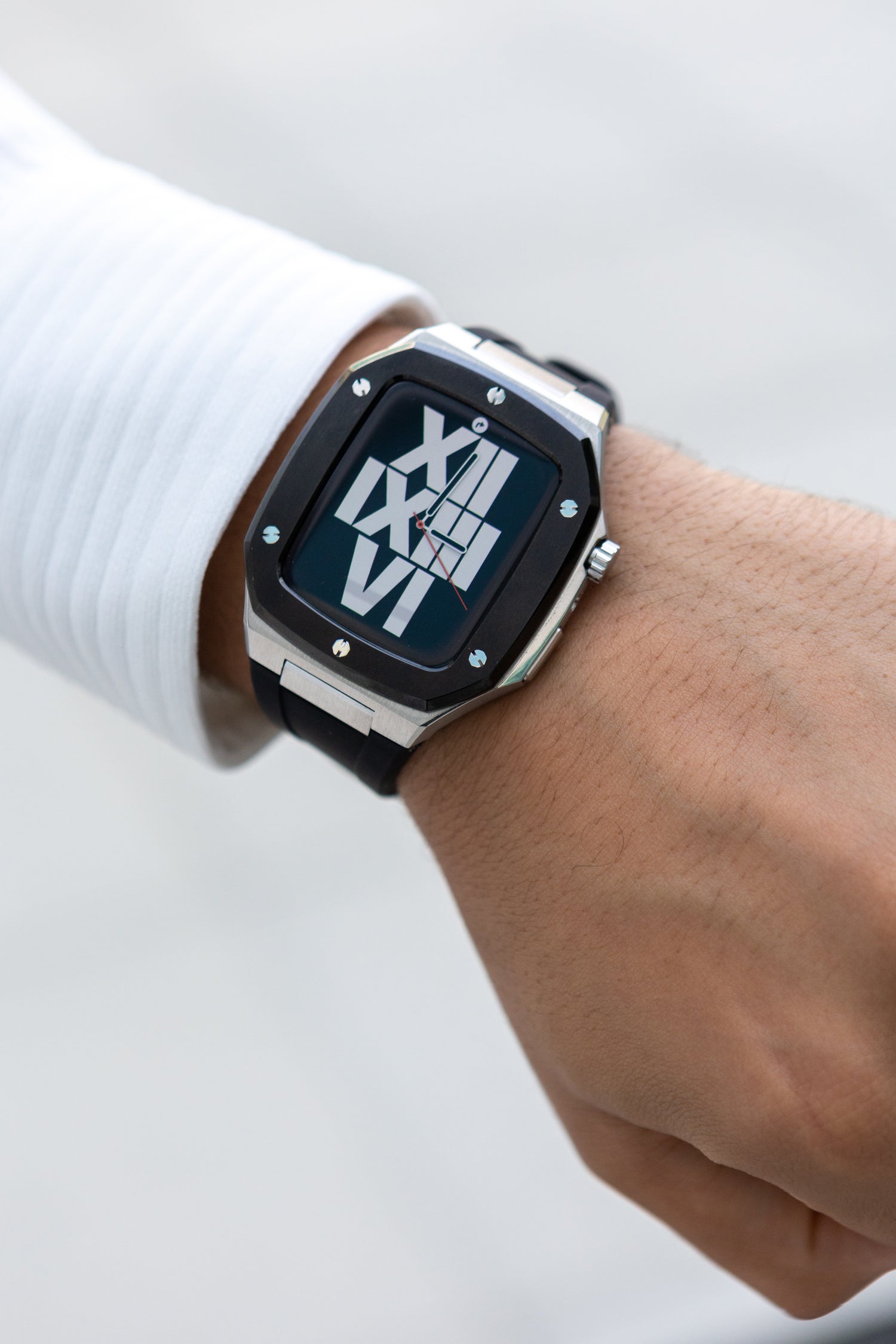 Offshore Black - Accessoire Apple Watch - Coque Etui Noir avec lunette de la Montre en Argent Bracelet Noir Appel Watch 4, 5, 6 et SE - porté