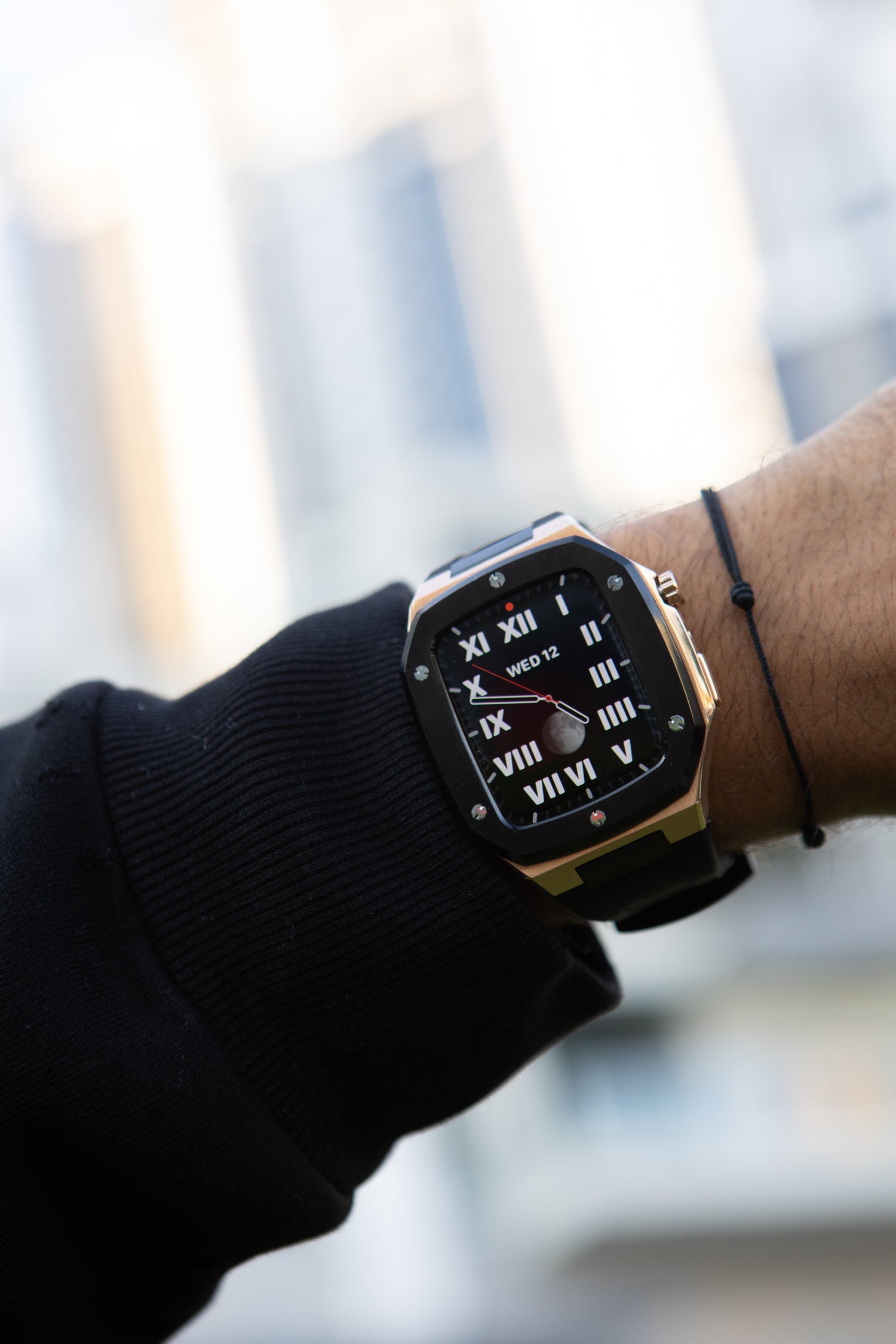 Offshore Black - Accessoire Apple Watch - Coque Etui Noir avec lunette de la Montre en Or Bracelet Noir Appel Watch 4, 5, 6 et SE - porté