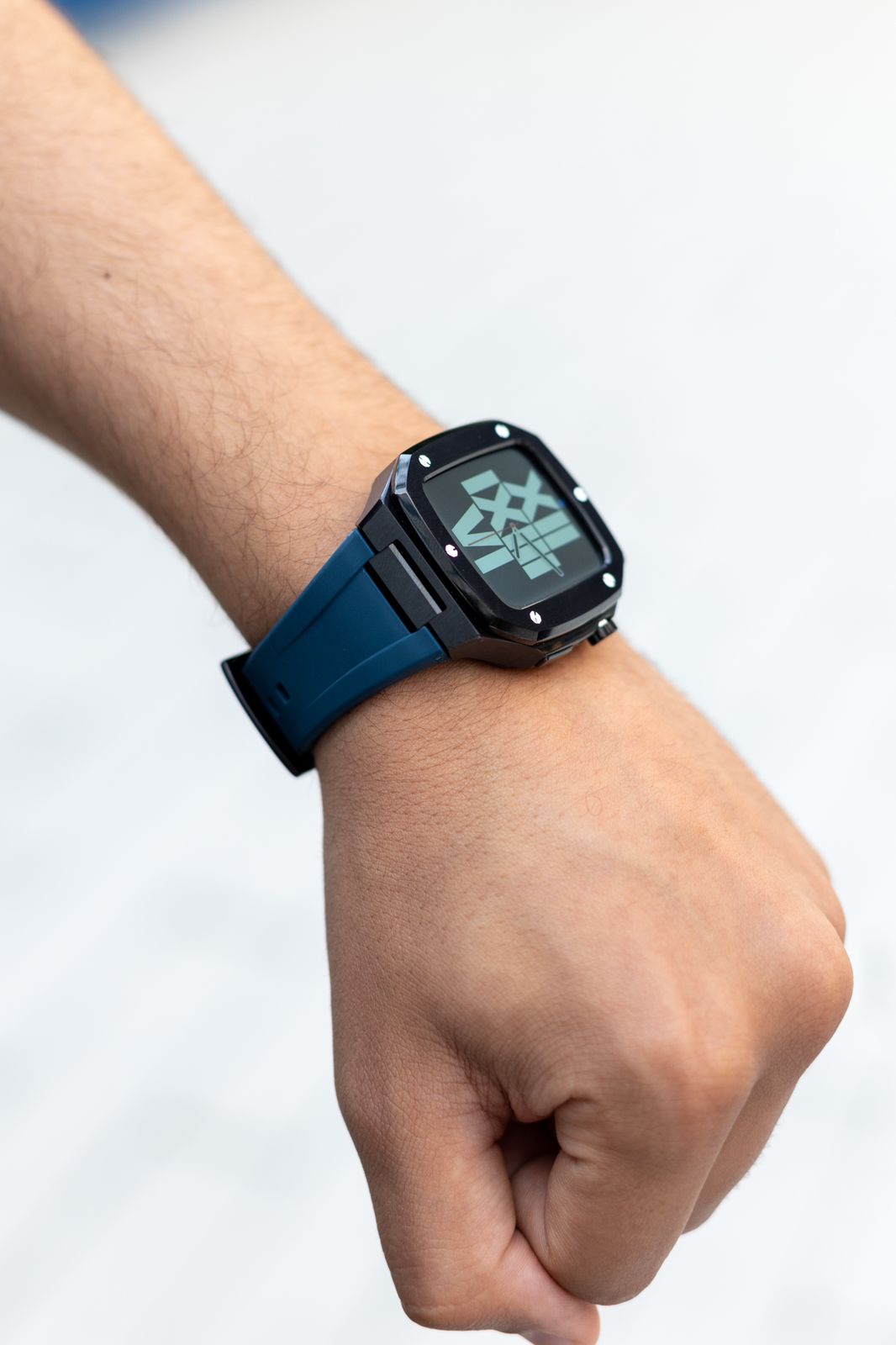 JetBlack Sport - Accessoire Apple Watch - Coque Etui Acier Noir et bracelet Bleu Appel Watch 44mm porté