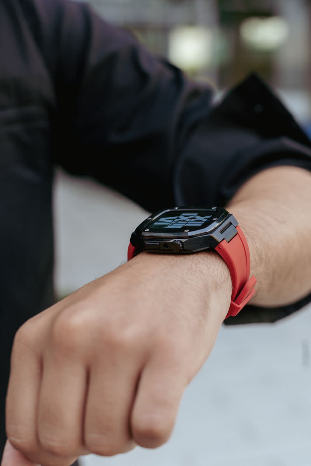 JetBlack Sport - Accessoire Apple Watch - Coque Etui Acier Noir et bracelet Rouge Appel Watch 44mm porté
